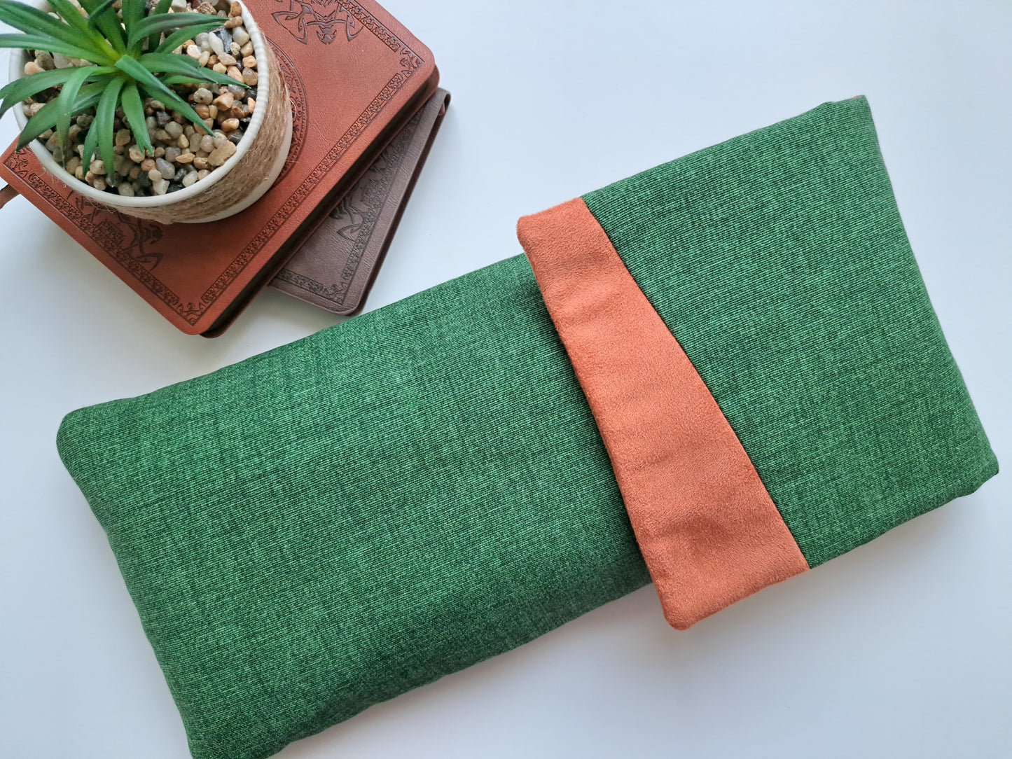 60-mechanical-keyboard-sleeve-case-bag-green-front-closed-gummypinkgraphics