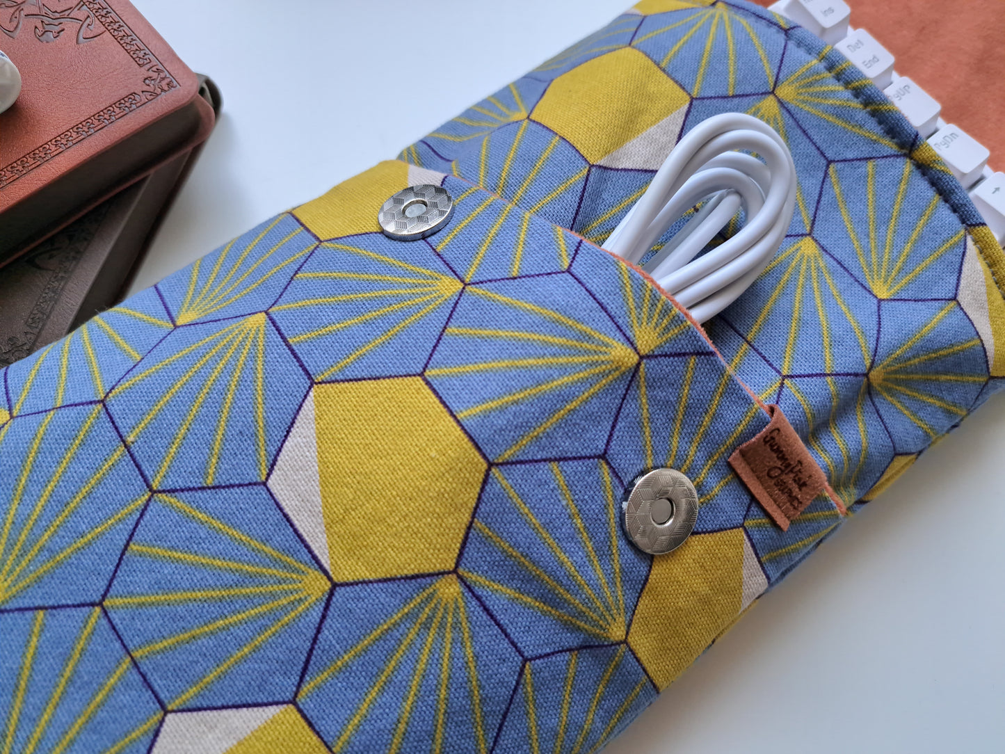 60-mechanical-keyboard-sleeve-case-bag-blue-yellow-front-gummypinkgraphics