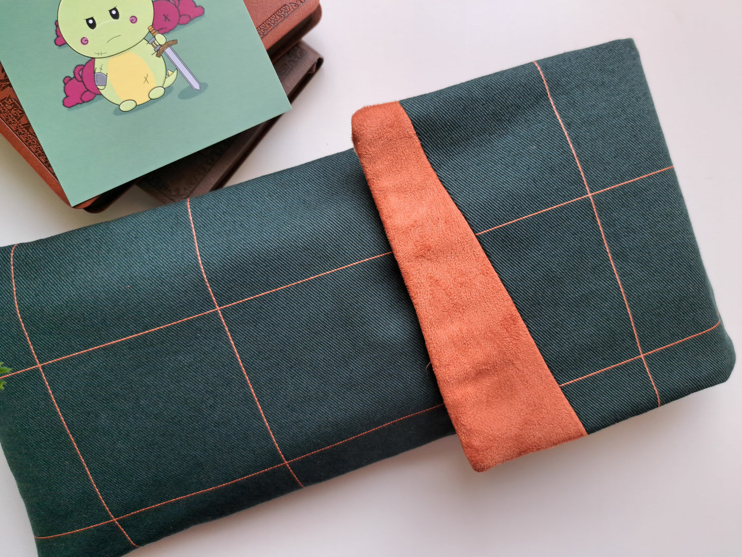 60-mechanical-keyboard-sleeve-case-dark-green-squares-front-closed-gummypinkgraphics
