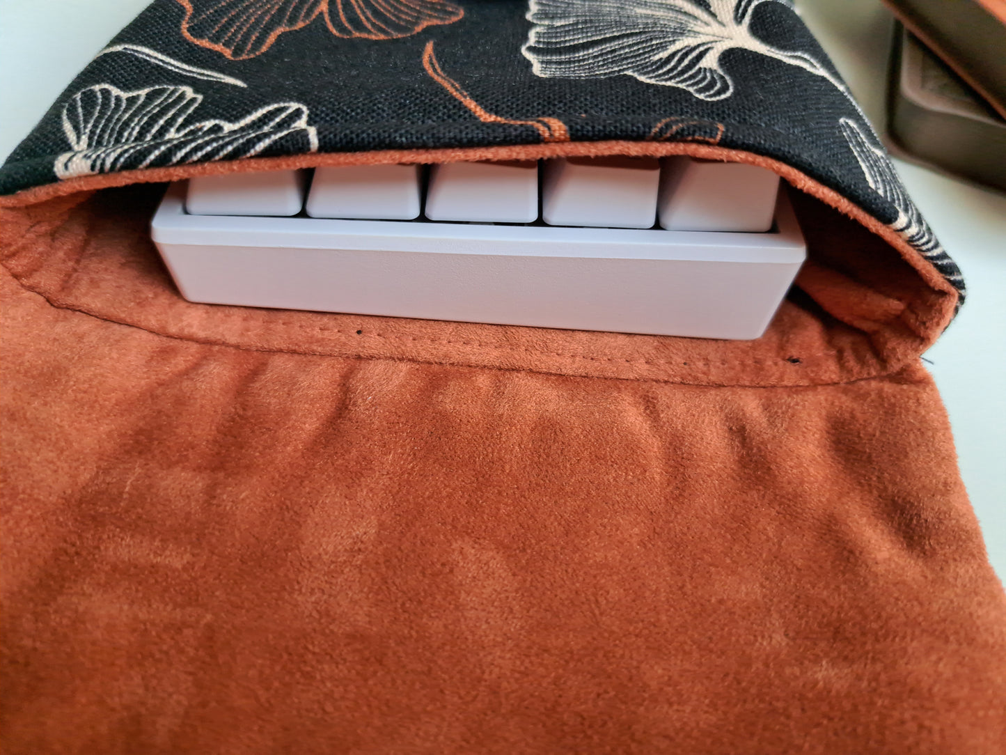 60-mechanical-keyboard-sleeve-case-ginkgo-leaves-front-open-closeup-gummypinkgraphics