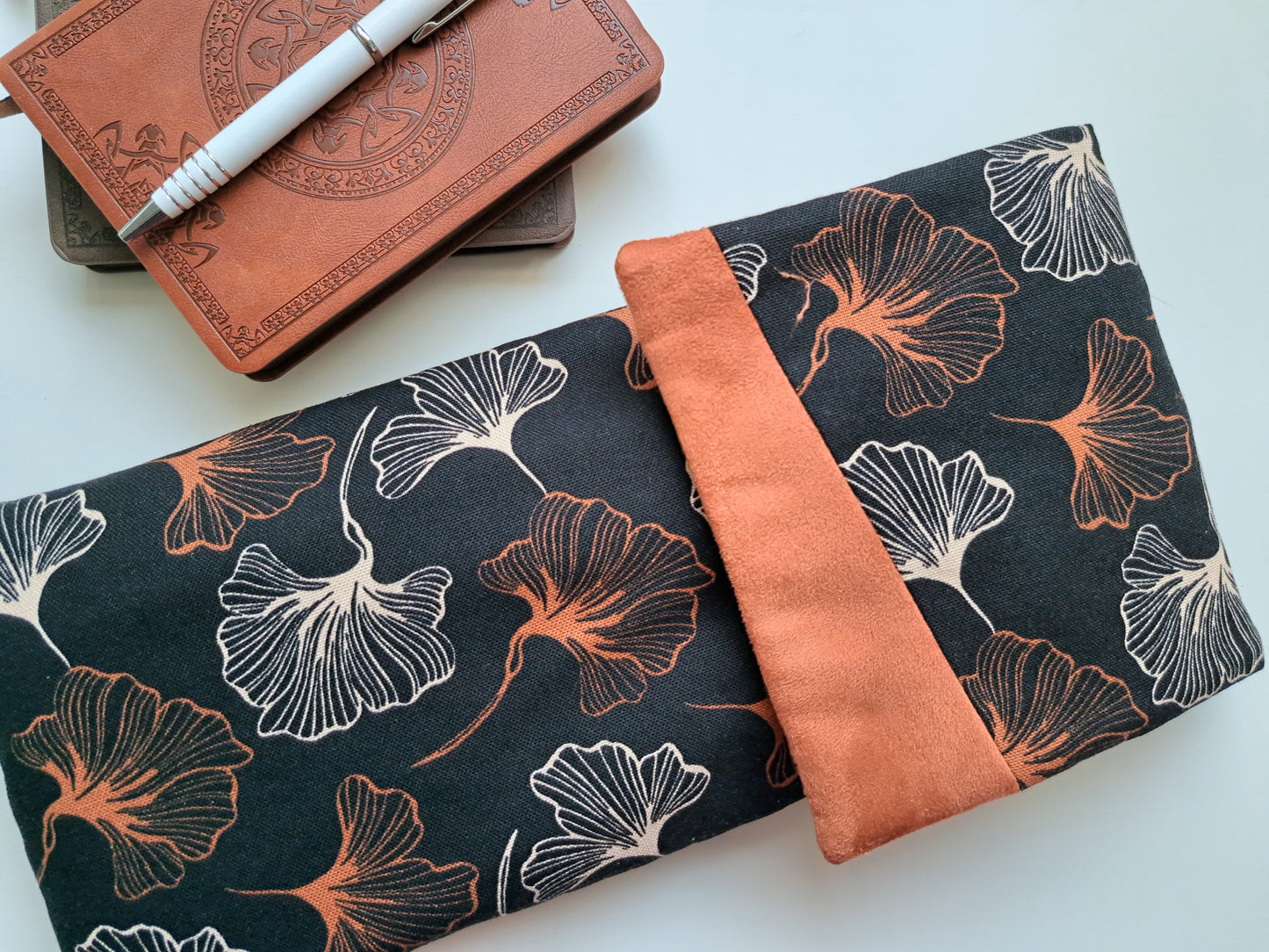 60-mechanical-keyboard-sleeve-case-ginkgo-leaves-front-closed-gummypinkgraphics