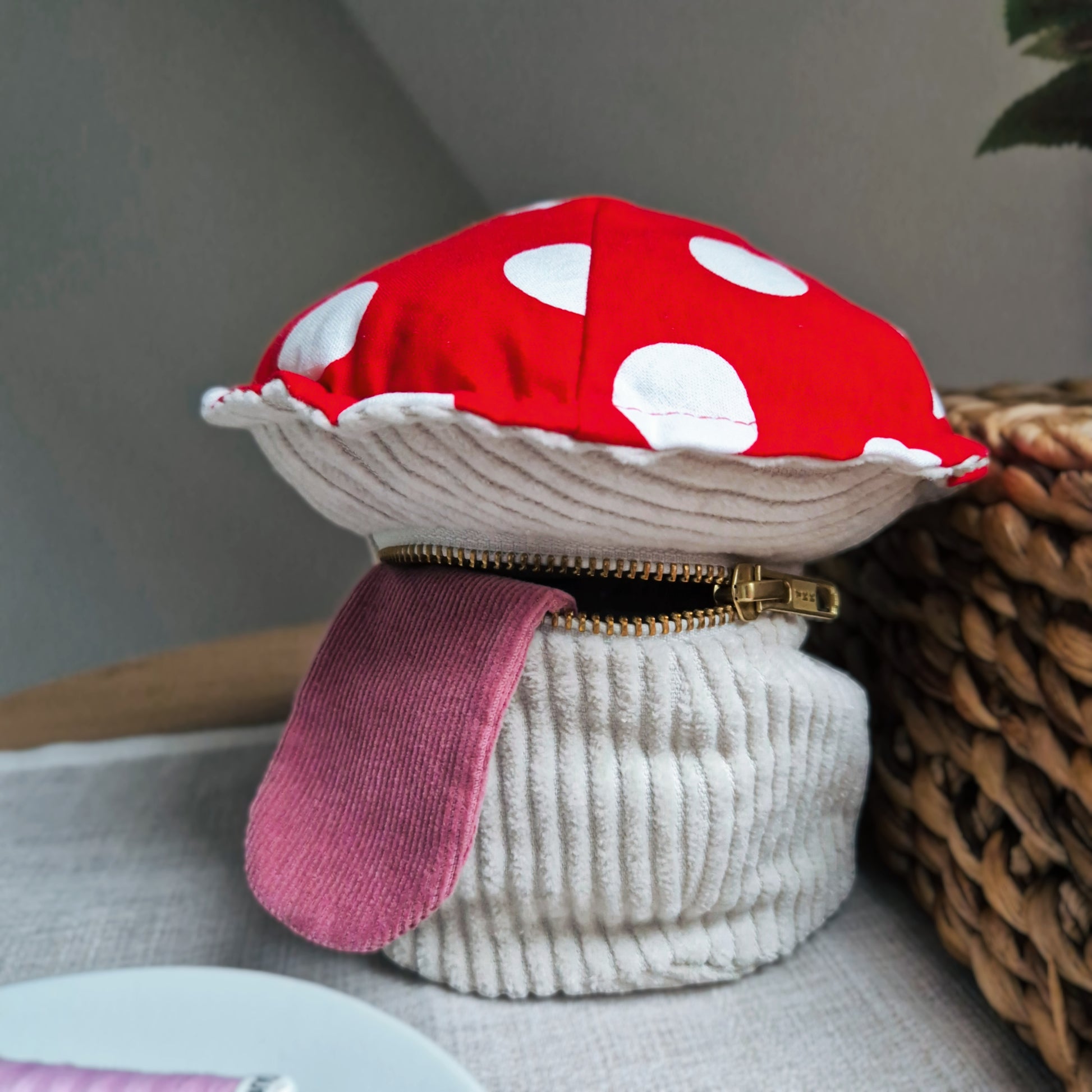 This mimic dice pouch is the perfect companion for your next tabletop rpg adventure. Whether you’re a dungeon master looking for a unique dnd dm gift or a player heading to a larp event, this pouch adds a touch of goblincore charm to any gaming board.