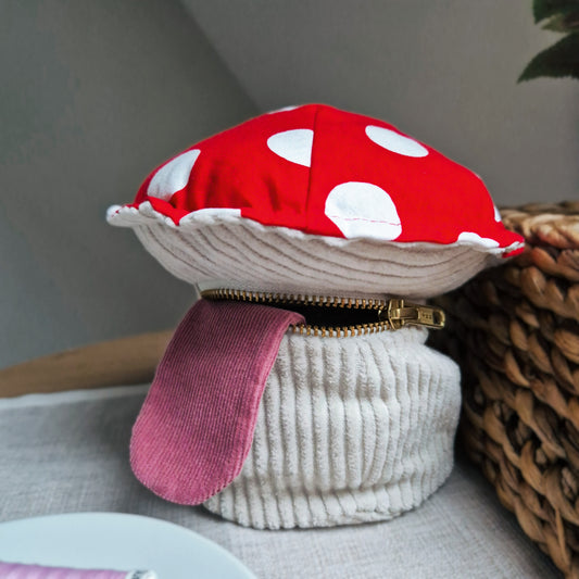 This mimic dice pouch is the perfect companion for your next tabletop rpg adventure. Whether you’re a dungeon master looking for a unique dnd dm gift or a player heading to a larp event, this pouch adds a touch of goblincore charm to any gaming board.