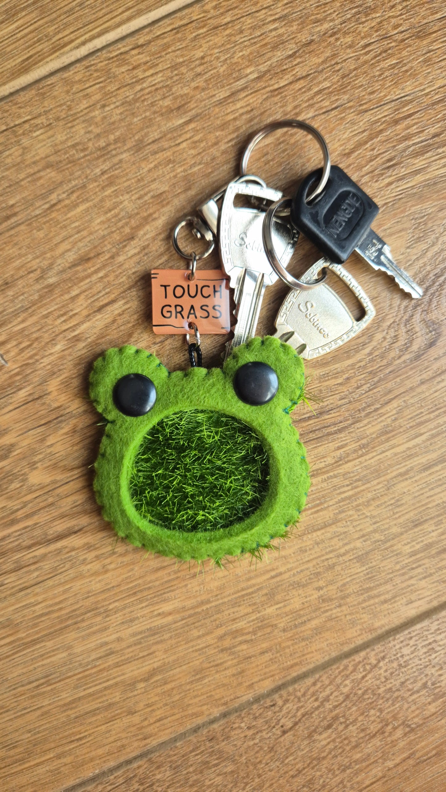 Touch Grass Kikker Sleutelhanger