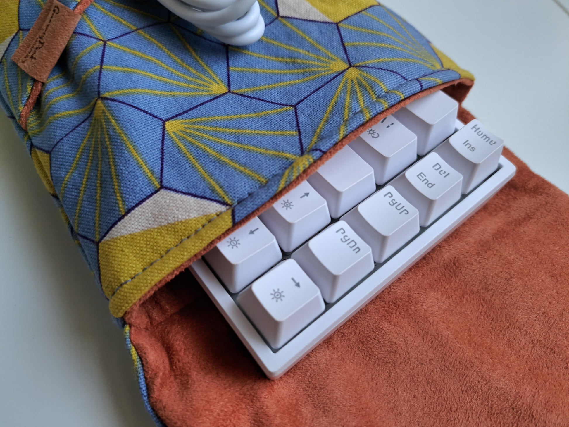 60-mechanical-keyboard-sleeve-case-bag-blue-yellow-closeup-gummypinkgraphics