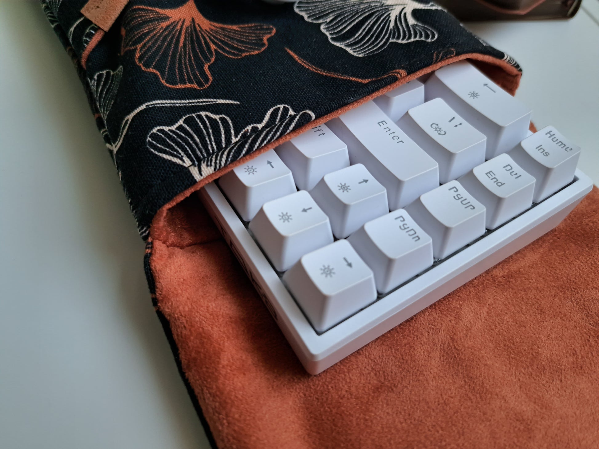 60-mechanical-keyboard-sleeve-case-ginkgo-leaves-front-open-closeup-gummypinkgraphics